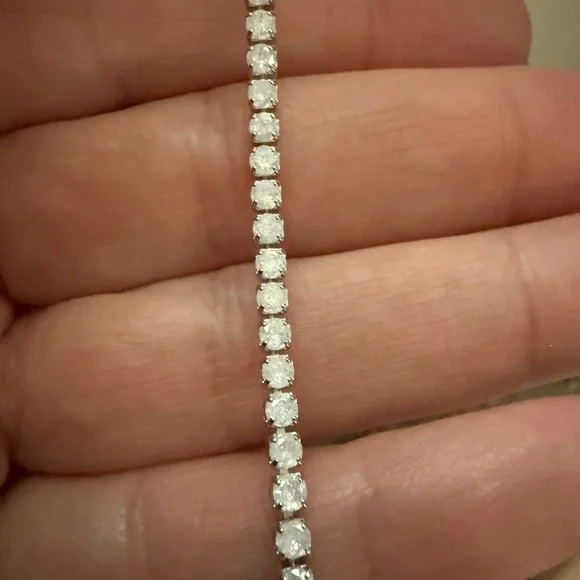 NEW Pretty Bird Jewelry Cubic Zirconia Tennis Bracelet- Sparkling White 7” - Picture 7 of 9